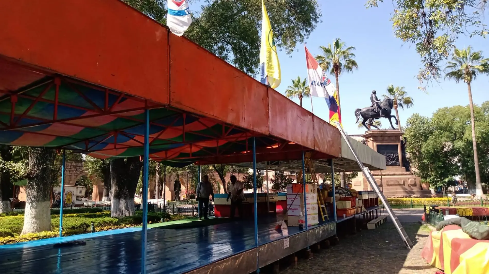 Instalación de futbolitos en plaza Morelos